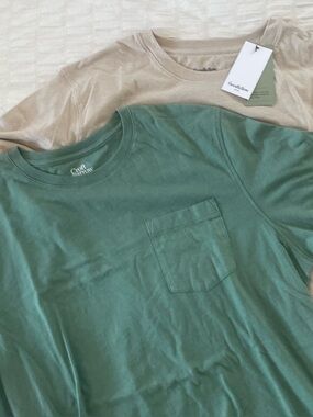 Men’s Large tee Bundle Green Pocket Tee and Beige Crewneck Top